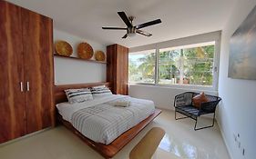 Centrally Located Apartments Steps Away From 5Th Avenue And The Beach! By.Yeah